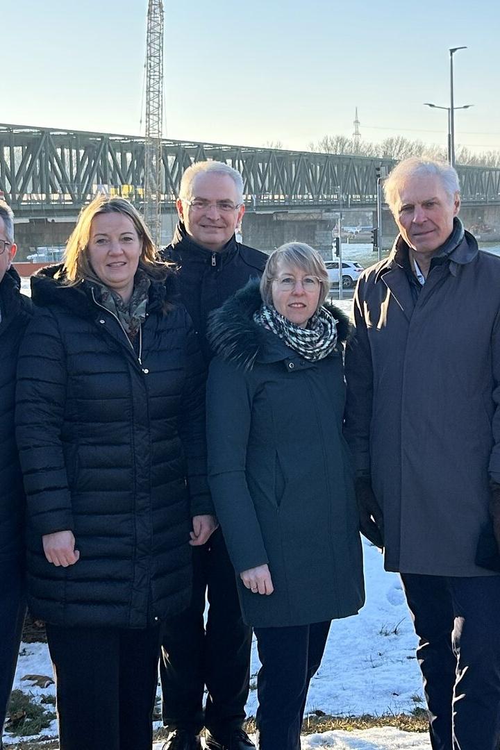 Wirtschaftskammervertreter vor der Donaubrücke