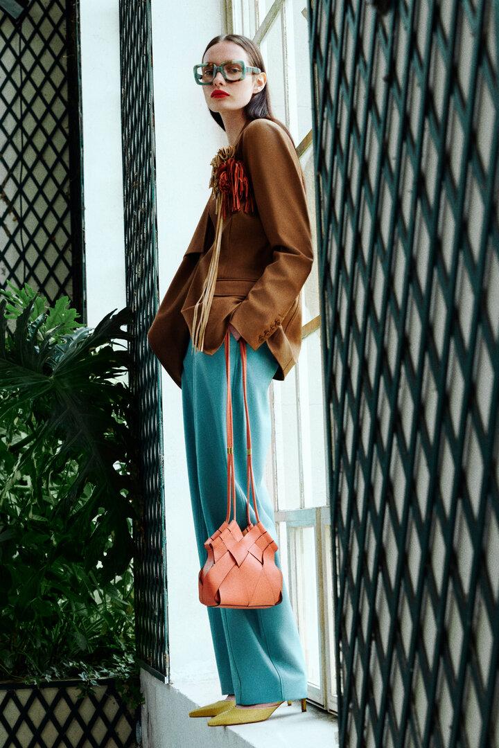 46-221707413Bei Ulla Johnson treffen warme Brauntöne auf kühles Türkis und leuchtende Akzente – ein klares Farbspiel, das modern, souverän und feminin wirkt