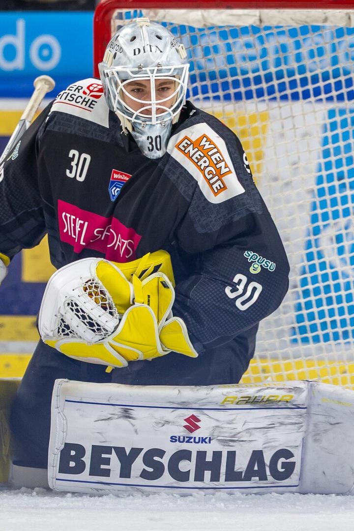 Capitals-Tormann Wraneschitz wehrt einen Schuss auf sein Tor ab.