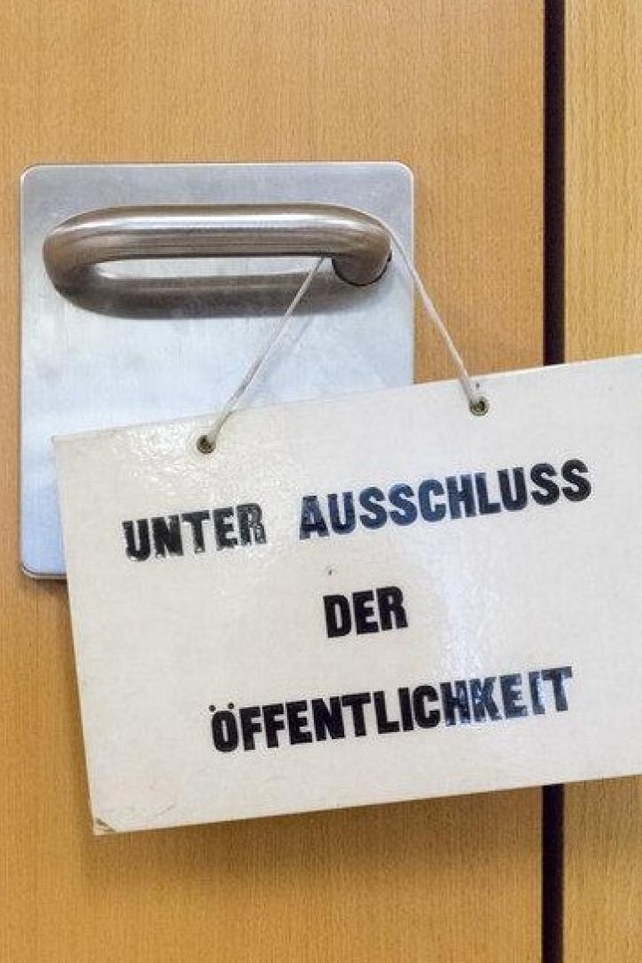 Ein Schild mit der Aufschrift "Unter Ausschluss der Öffentlichkeit" an der Türe zu einem Verhandlungssaal.