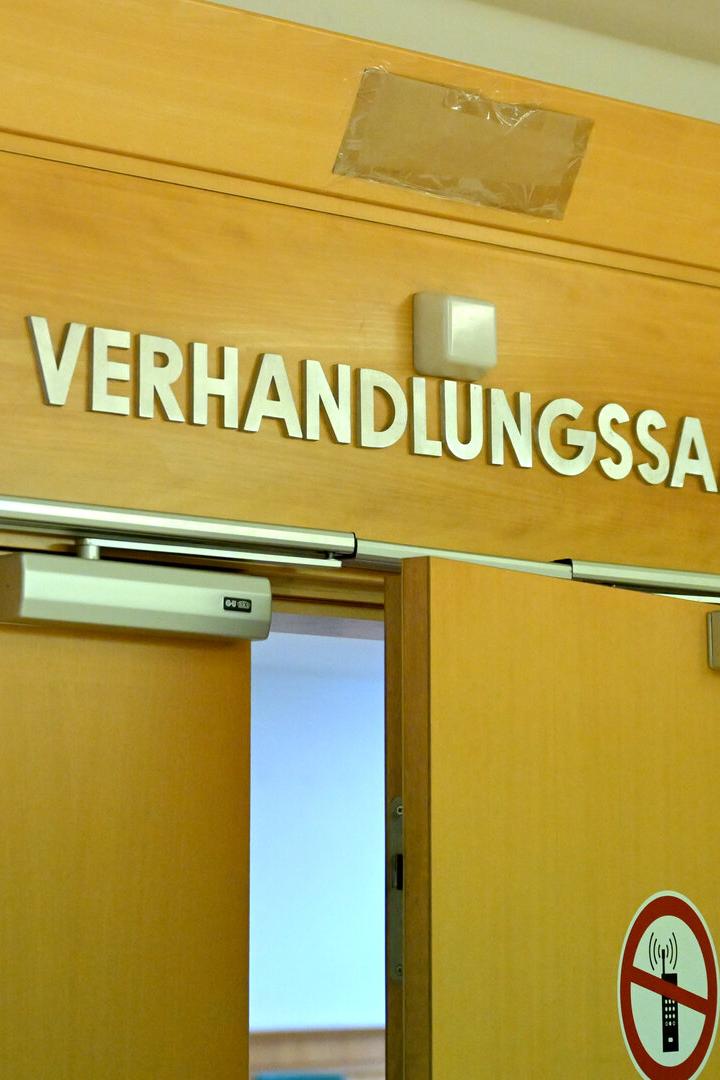 Eingang mit Aufschrift "Verhandlungssaal"