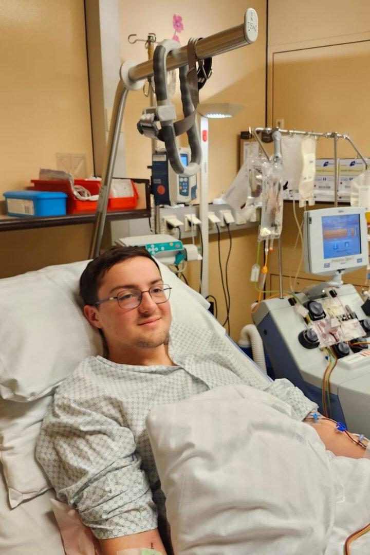 Ein junger Mann liegt im Krankenhausbett und ist an medizinische Geräte zur Blutbehandlung angeschlossen.