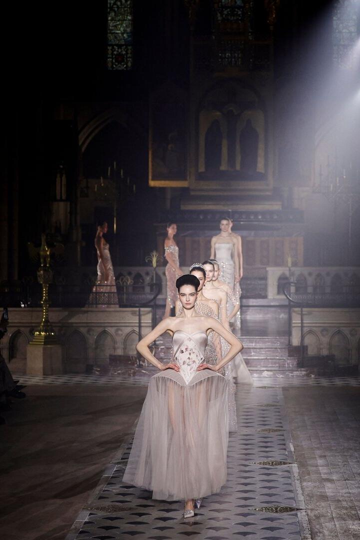 Modeschau in einer Kirche von Georges Hobeika mit rosa Kleidern