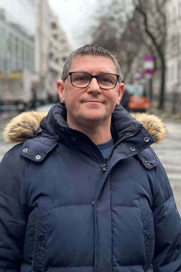 Georg Komoly steht sprichwörtlich wie auf dem Foto im Regen.