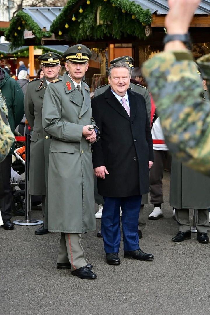 Kurt Wagner und Michael Ludwig am Weihnachtsmarkt