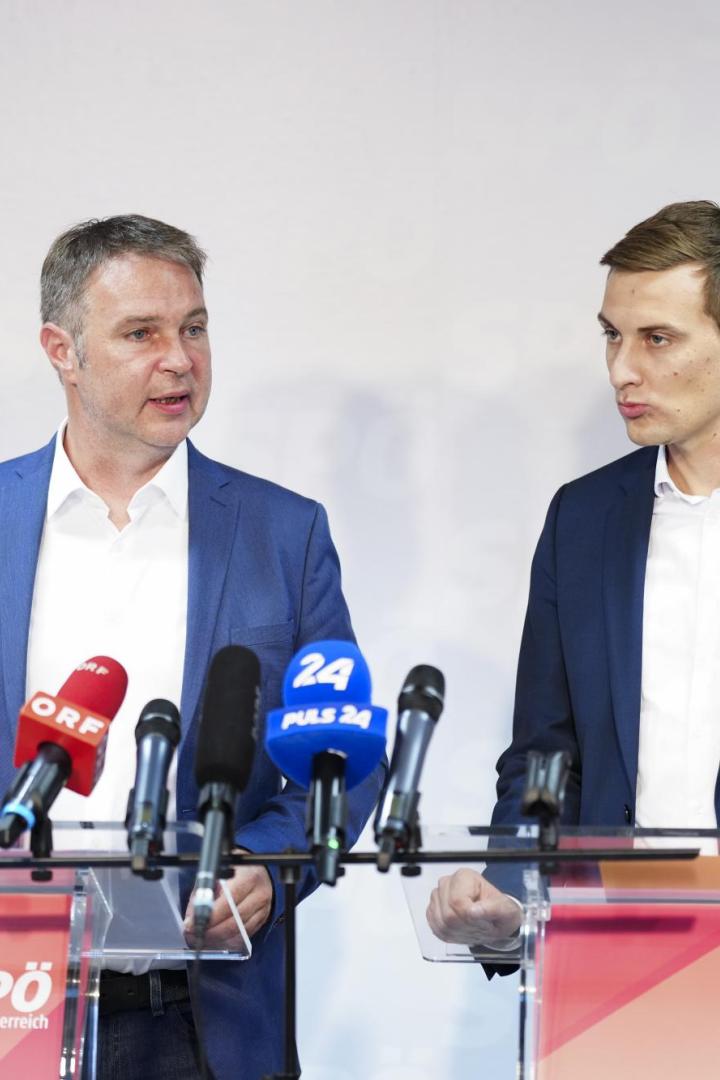 Babler und Hergovich stehen an Rednerpulten mit SPÖ Niederösterreich Logos vor Mikrofonen.