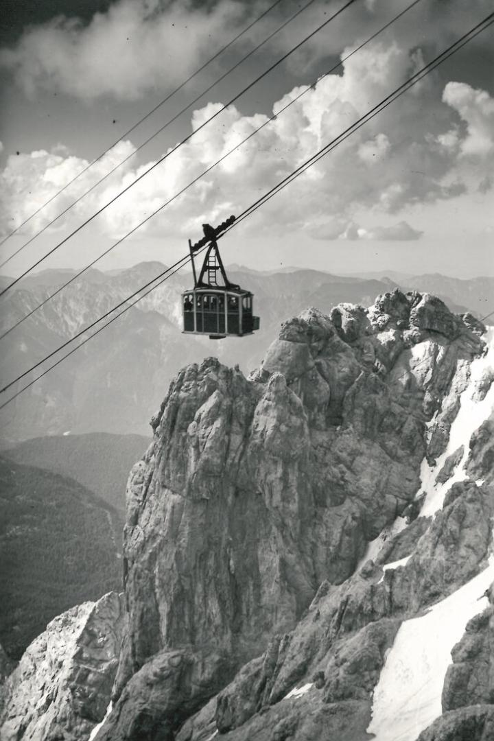 Am 5. Juli 1926 ging die Tiroler Zugspitzbahn in Betrieb, die den Berg von Ehrwald aus erschließt. Sie wird heuer 100 Jahre alt und war die erste Personen-Seilbahn Tirols, in dem heute 871 Liftanlagen stehen. 