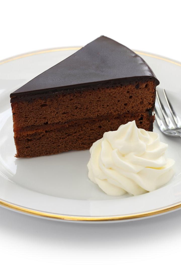 Sachertorte mit Schlag