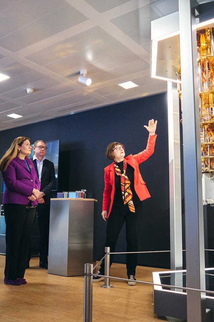 Physikerin Heike Riel zeigt auf einen Quantencomputer.