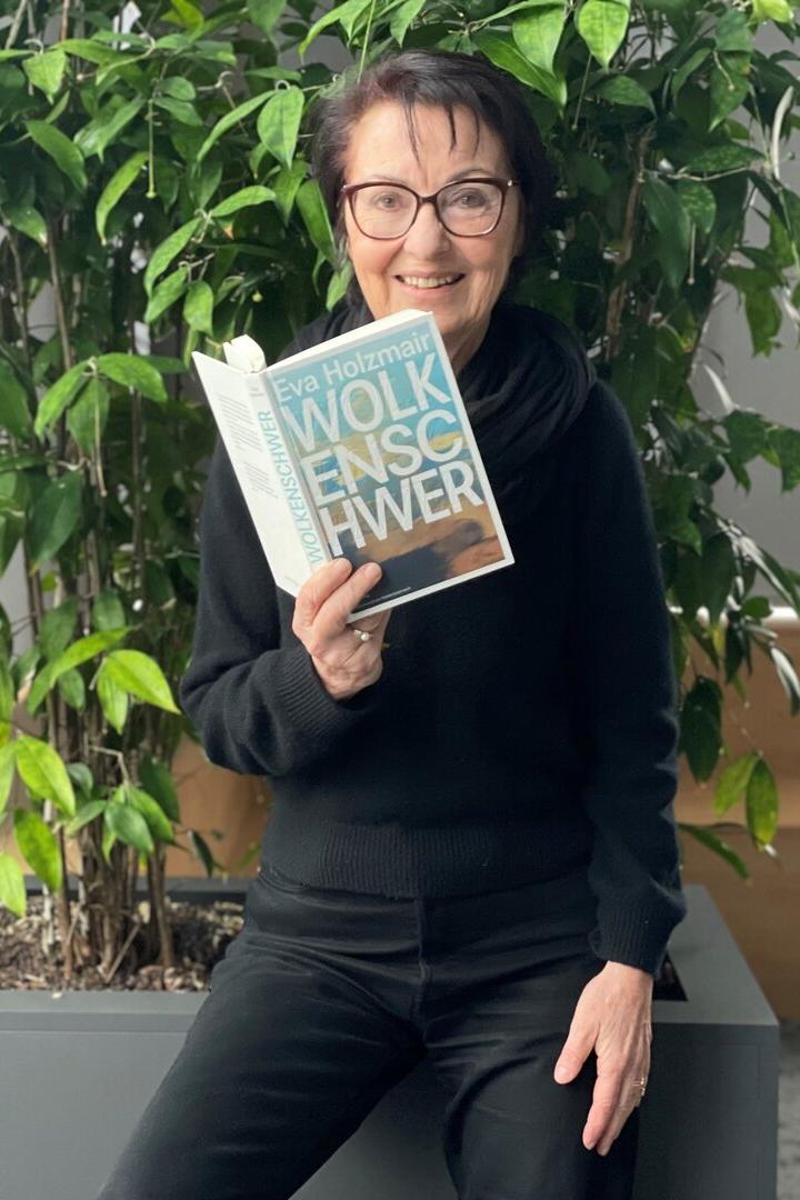 Eva Holzmair mit ihrem Buch in der Hand in der KURIER-Redaktion.