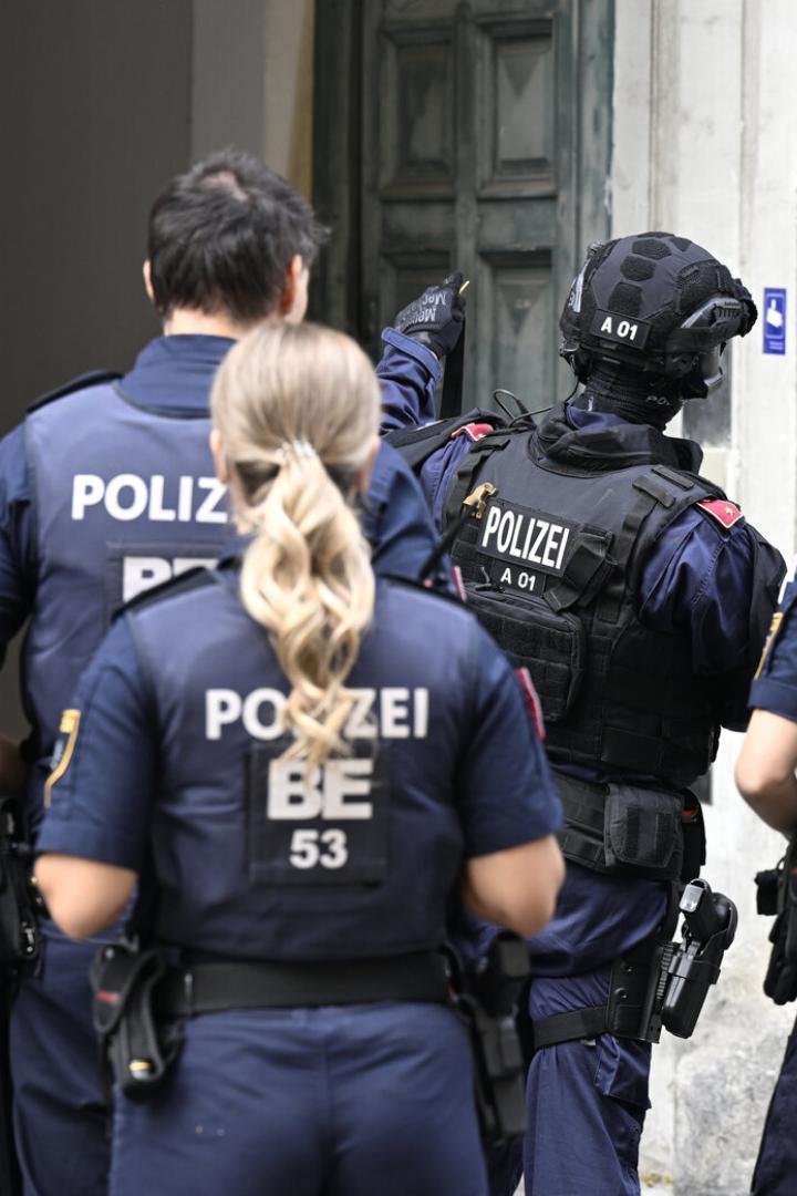 Polizistinnen und Polizisten sowie ein Beamter der Sondereinheit WEGA in Wien