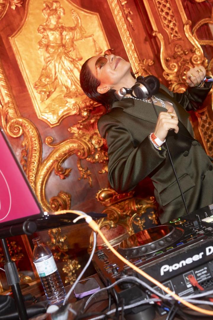 Eine Djane legt beim HipHop Ball Musik auf und tanzt.