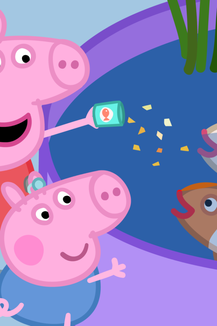 Peppa und ihr Bruder Schorsch, der ein Hörgerät trägt, füttern gemeinsam Fische an einem Teich.