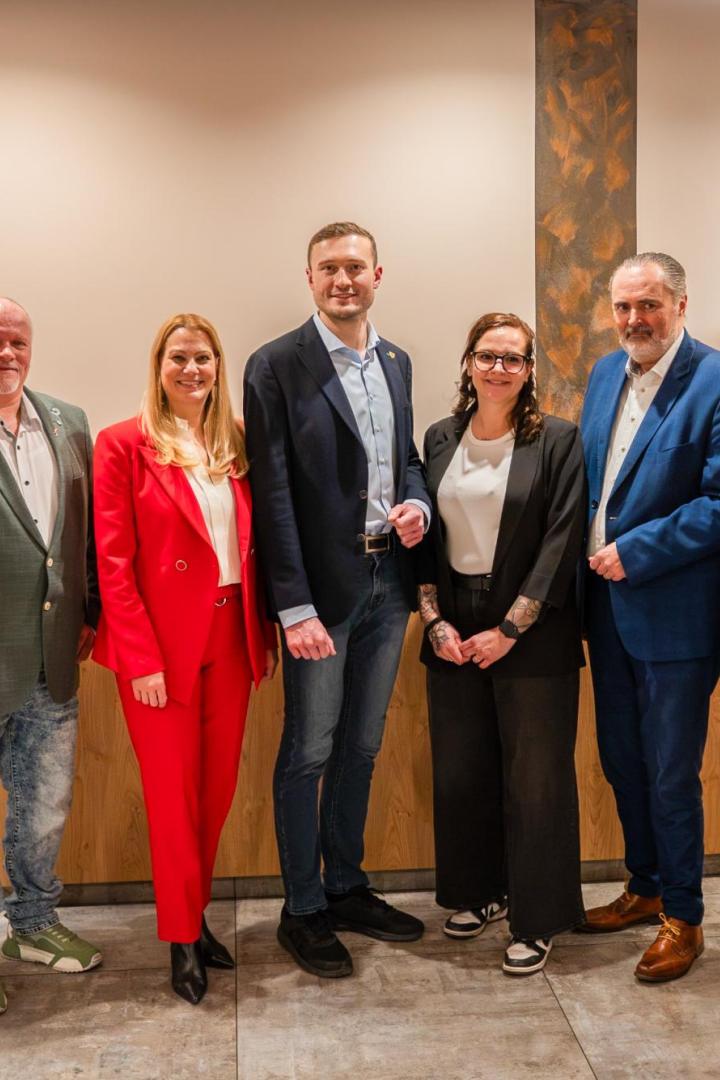 Stefan Wallentich und weitere SPÖ-Mitglieder stehen gemeinsam bei der Präsentation des neuen Spitzenkandidaten für die Gemeinderatswahl in Parndorf.