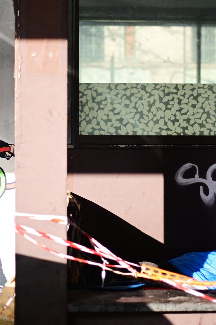 Eine Zeichnung von Donald Trump, der die olympischen Ringe in den Händen hält.