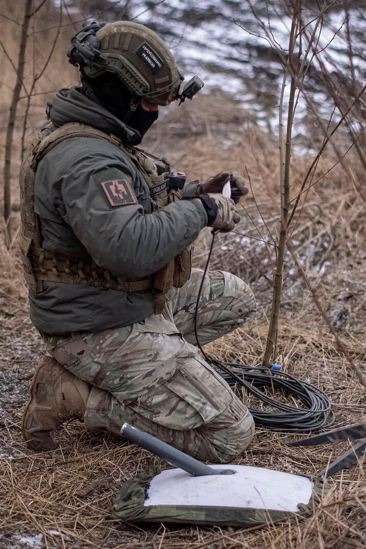 Ukrainischer Soldat bedient Starlink-Terminal