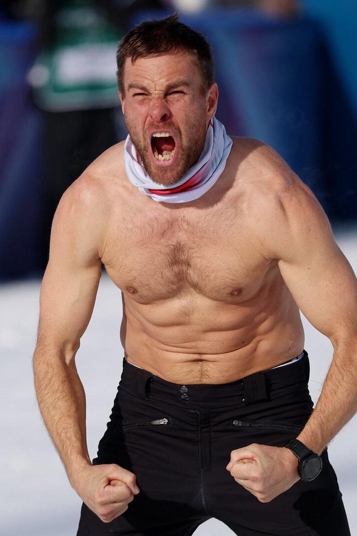Benjamin Karl zeigt sich nach dem Olympiasieg mit nacktem Oberkörper.