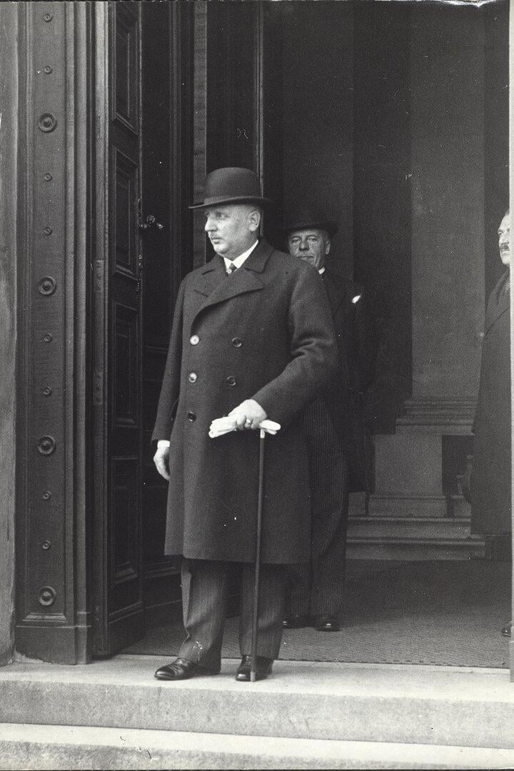 Eine schwarz-weiß Aufnahme von Miklas beim Verlassen des Parlaments nach der Bundespräsidentenwahl 1931, er trägt Mantel und Melone.