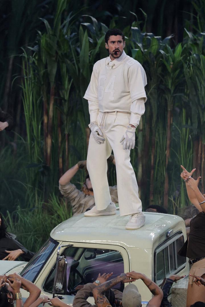 Bad Bunny ganz in Weiß, ein Outfit von Zara