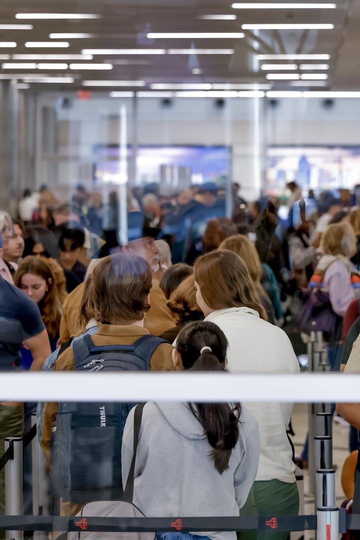 Viele Leute stehen Schlange an einem Flughafen