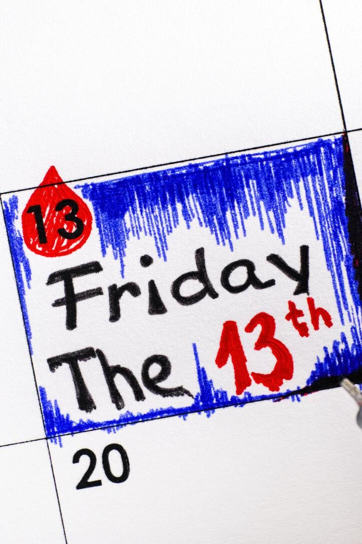 Ein Kalenderfeld ist blau umrandet und markiert mit „Friday the 13th“ in Schwarz und Rot.