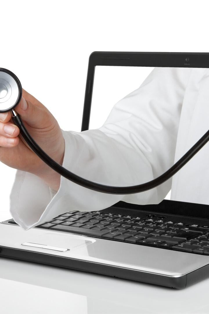 Ein Stethoskop kommt aus einem Laptop-Bildschirm.