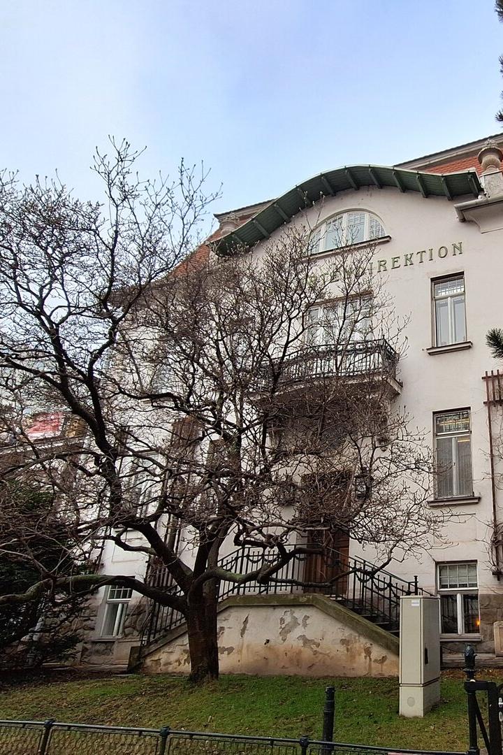 Zeigt Gebäude der Stadtgartendirektion in Wien. 