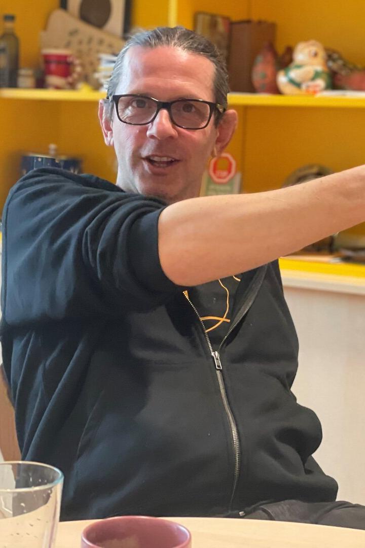 Schulleiter Werner Schuster beim Interview in seinem Büro. 