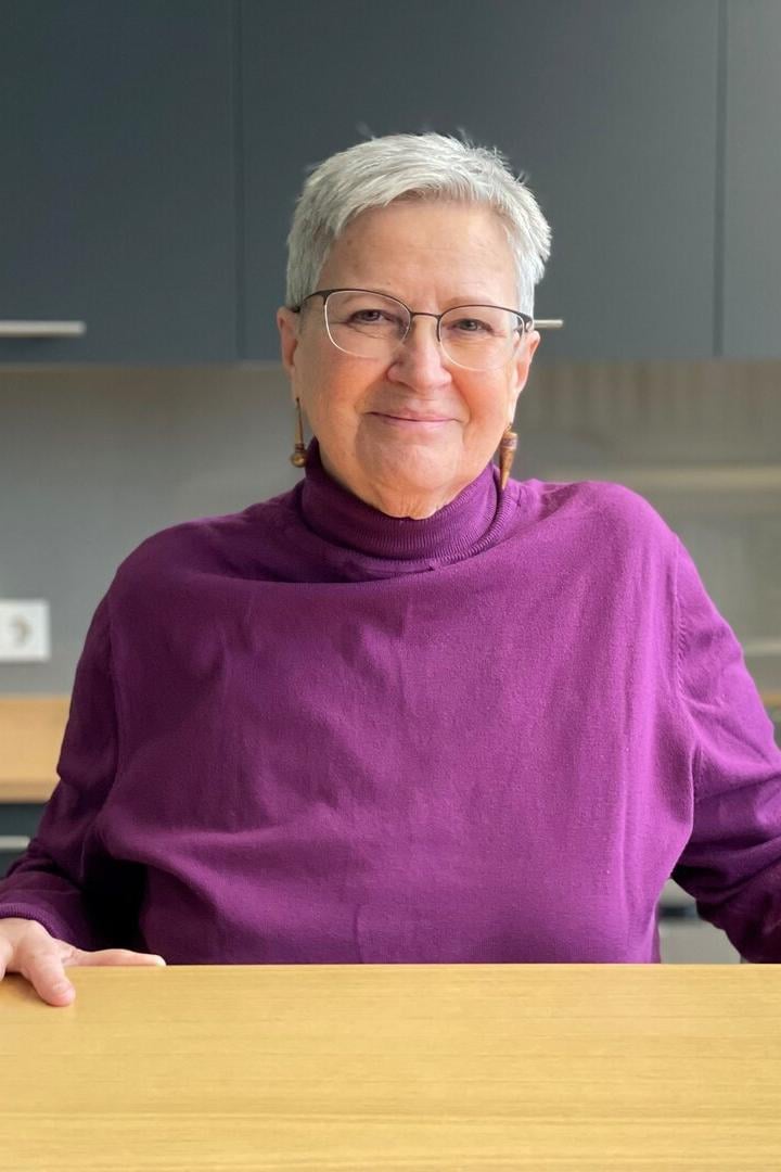 Elisabeth Sári steht in der Küche und lächelt freundlich.
