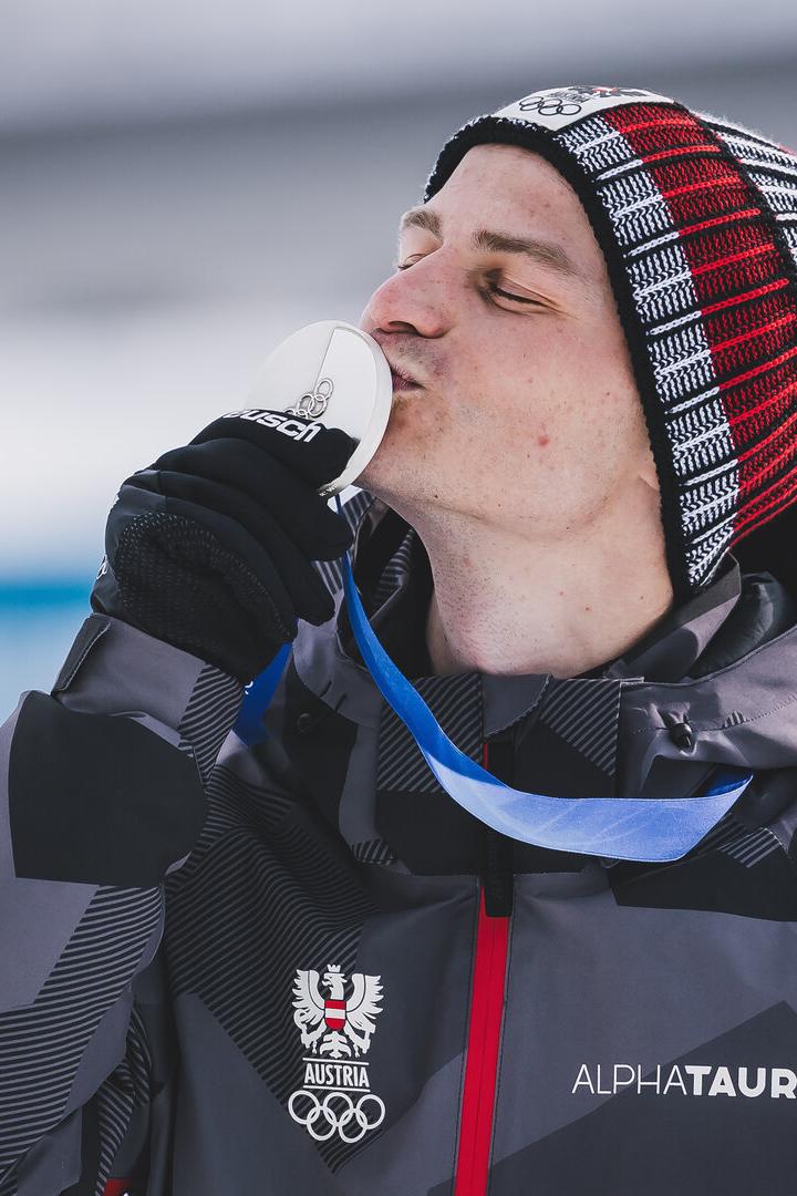 Johannes Lamparter küsst die Medaille