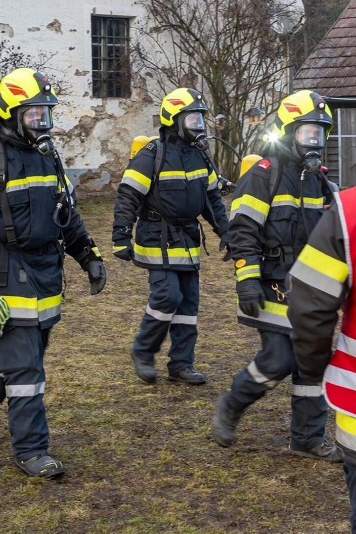Feuerwehrmänner mit Atemschutzanzüge