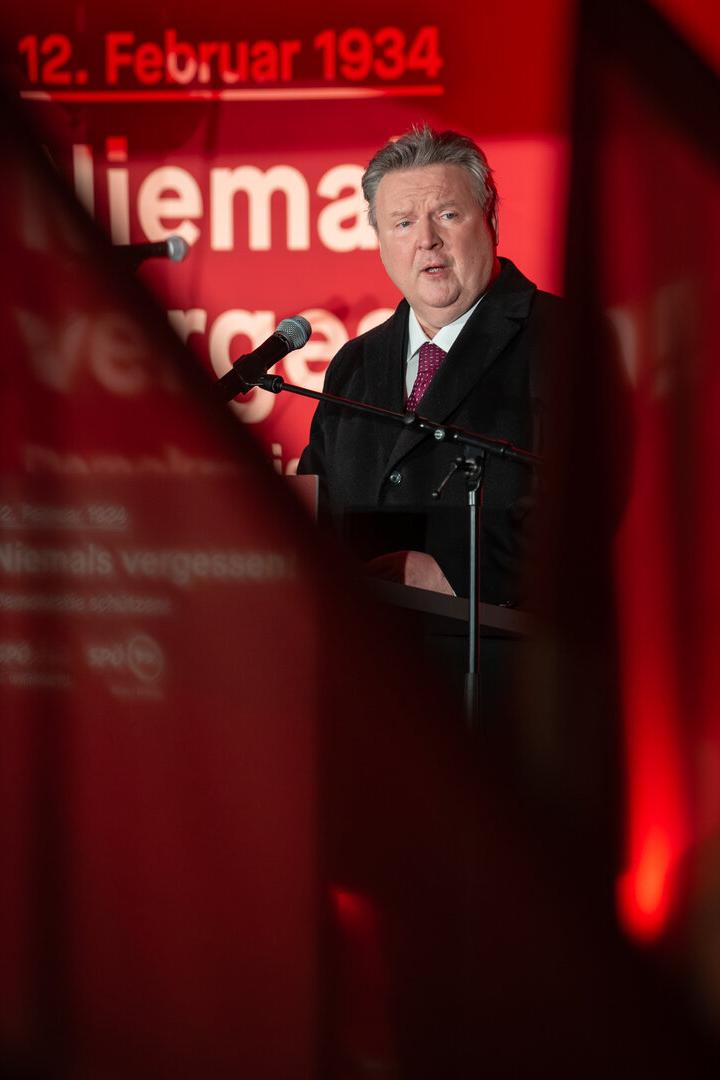 Michael Ludwig spricht am Rednerpult vor rotem Hintergrund mit der Aufschrift "12. Februar 1934".