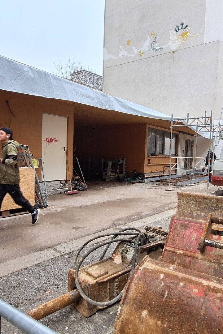 Nur noch ein Geschoß steht in der Sensengasse vom temporären Holzriegelbau – bald ist auch dieses Geschichte. 