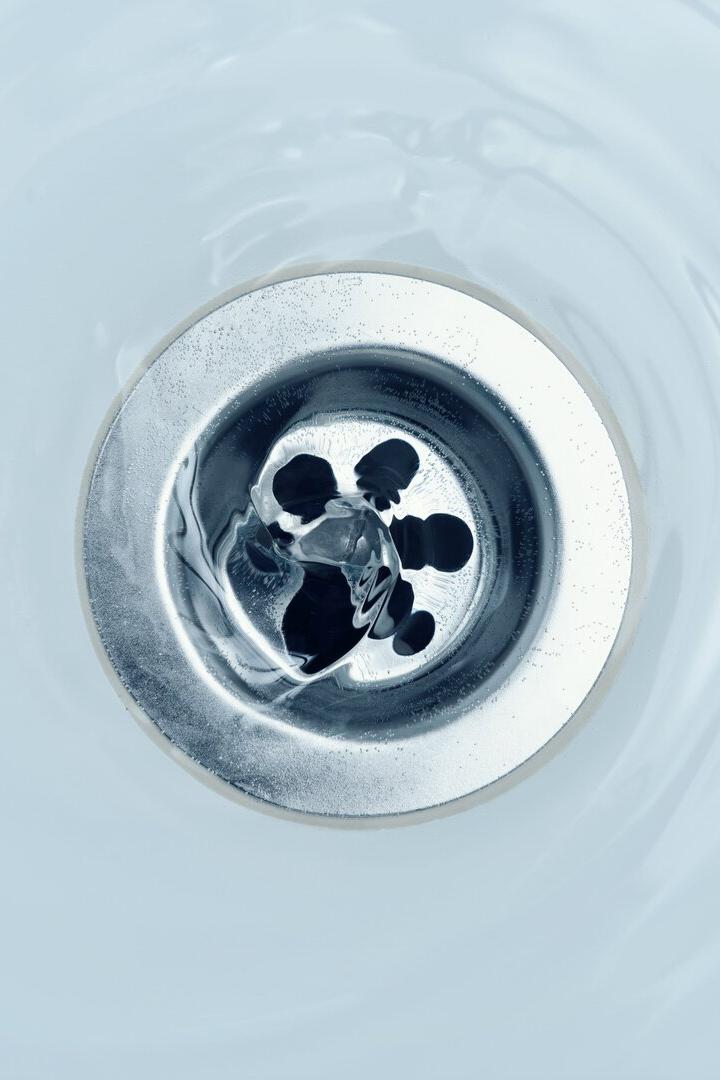 Wasser fließt in Abfluss