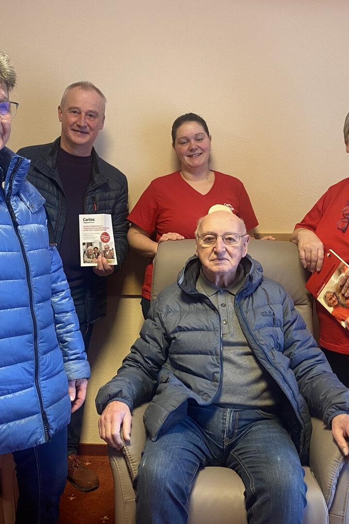 Die Initiatorinnen mit Gerhard Kozar (sitzend) und seinen Angehörigen, er ist schon lange angemeldet.