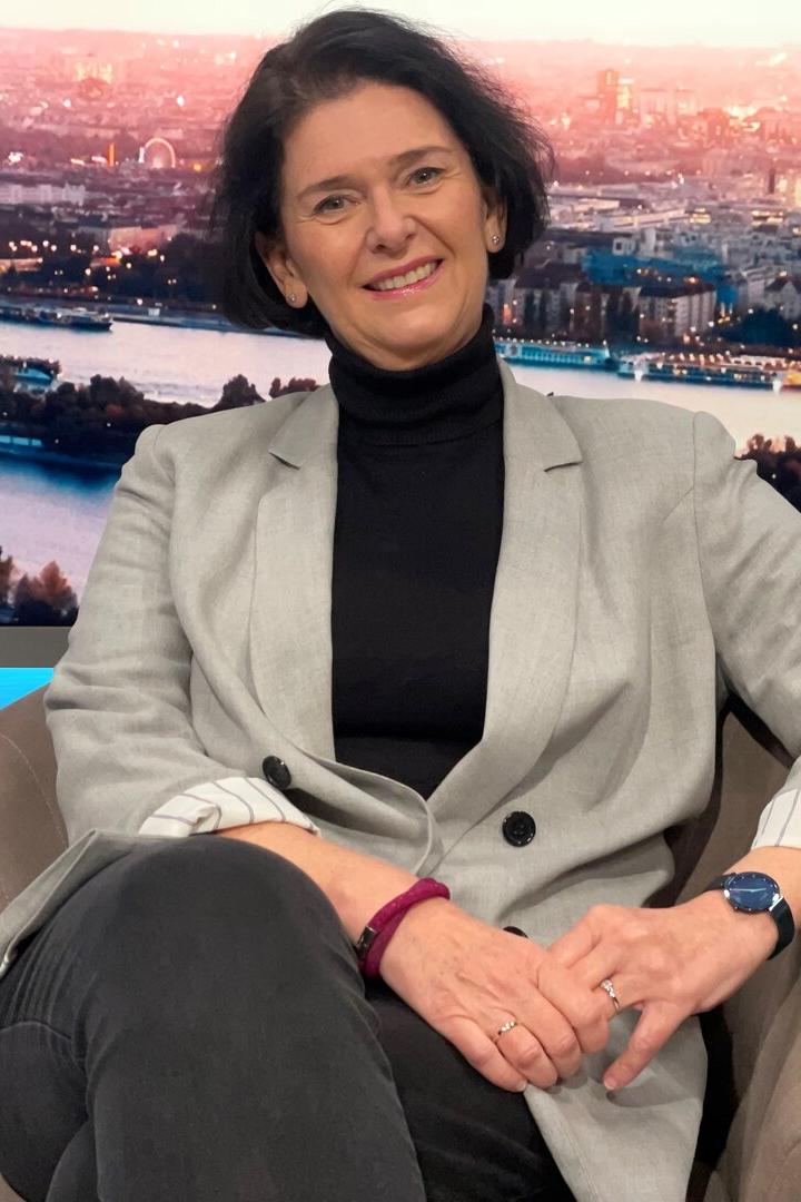 Christa Bauer beim Interview im Studio von KURIER TV.