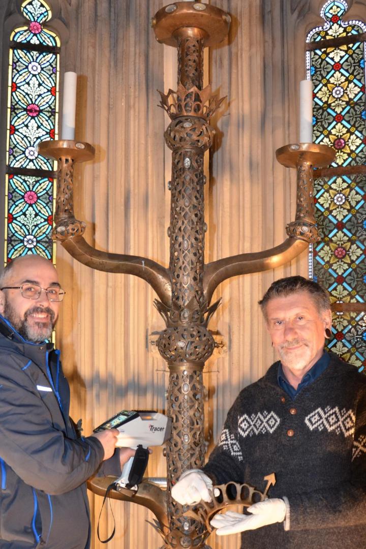 Mathias Mehofer und Wolfgang Christian Huber untersuchen den historischen Agnes-Leuchter im Stift Klosterneuburg mit moderner Messtechnik und einem wiederentdeckten Fragment.