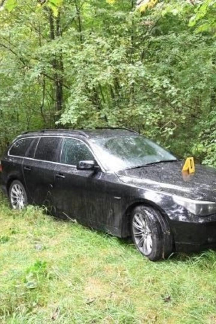 Das Fluchtfahrzeug der Täter versteckt im Wald in Amstetten