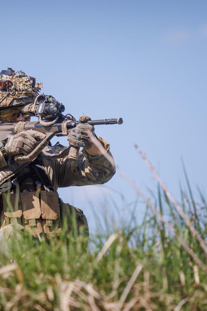 Bundesheersoldat mit Gewehr in einer Wiese