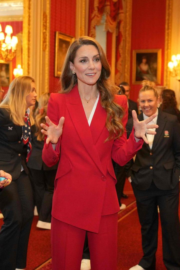 Catherine, Princess of Wales im roten Zweiteiler.