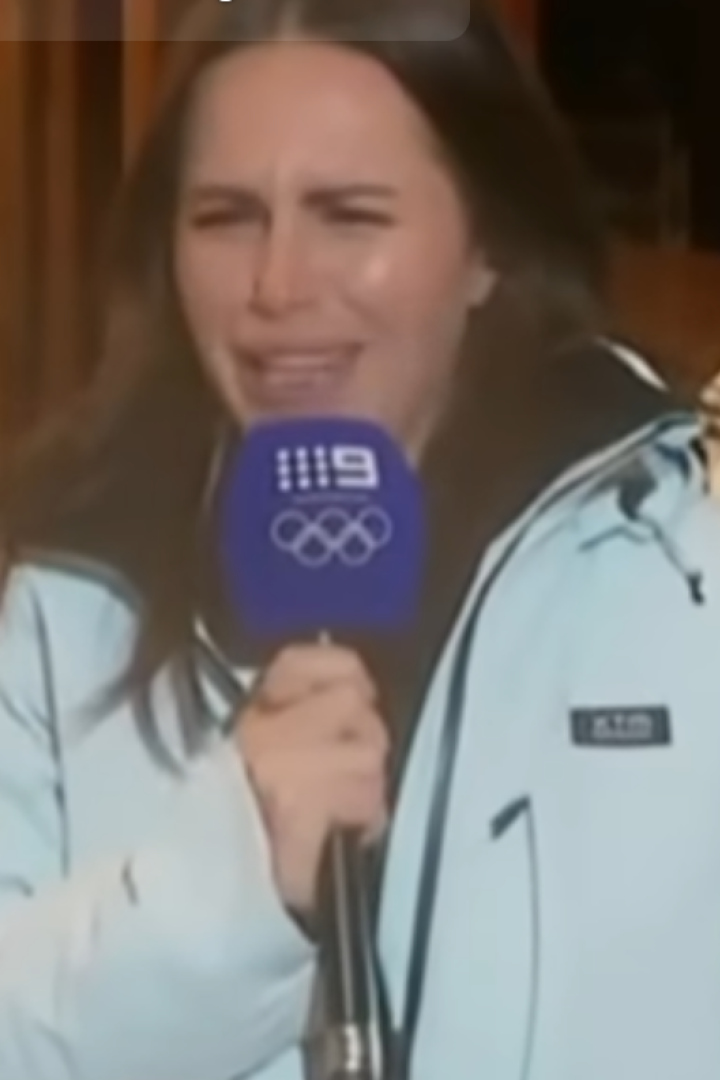 Frau mit Mikrofon schaut etwas verzwickt in die Kamera