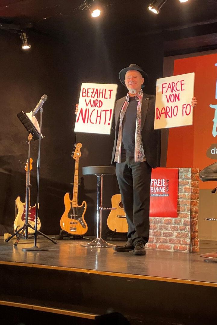 Der neue Theaterdirektor bewirbt auf der Bühne sein erstes Stück.