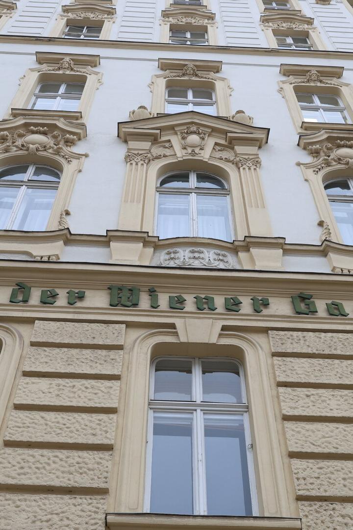 Auf der Fassade des Gastgewerbefachschule am Judenplatz steht "Haus der Wiener Gastwirte".