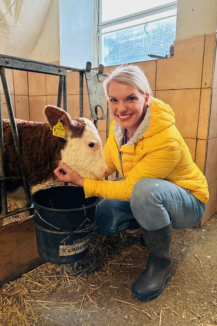 Stephanie Kreuzer mit Kalb. 