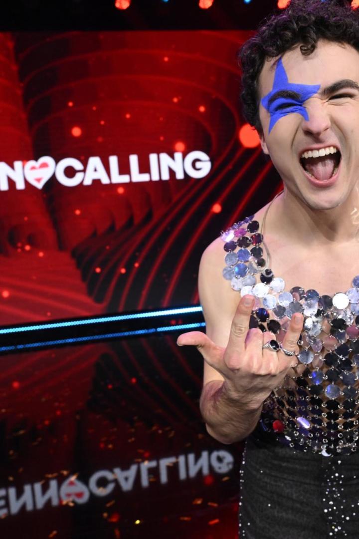 Cosmó steht auf der Bühne.