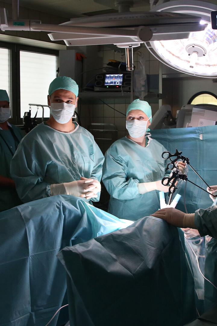 Ärzte und medizinisches Personal in einem Operationssaal.