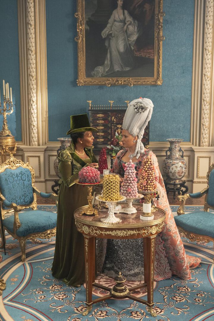 Szenenbild aus der Serie Bridgerton: Adjoa Andoh (Lady Danbury) und Golda Rosheuvel (Queen Charlotte) sprechen miteinander