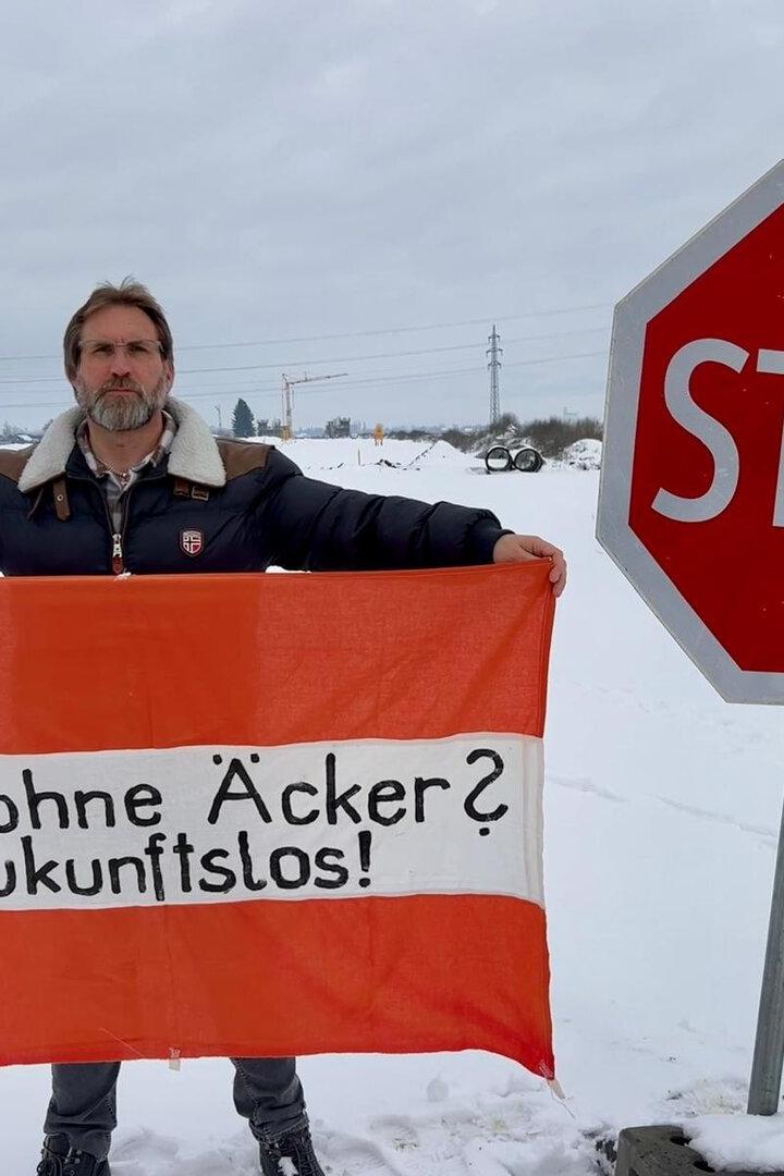 Christian Fenz macht aus seinem Protest gegen das Straßenprojekt keinen Hehl. Er bekrittelt den Verlust wertvoller Böden.