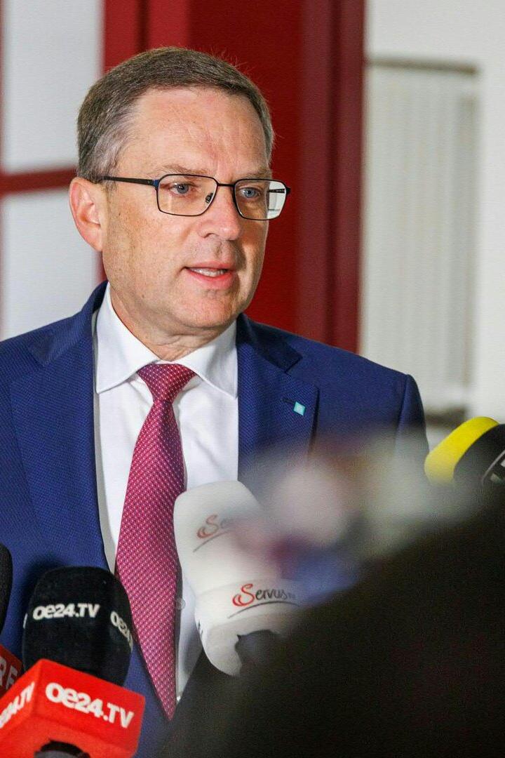 August Wöginger spricht vor Mikrofonen von ORF, Puls 24 und anderen Sendern.