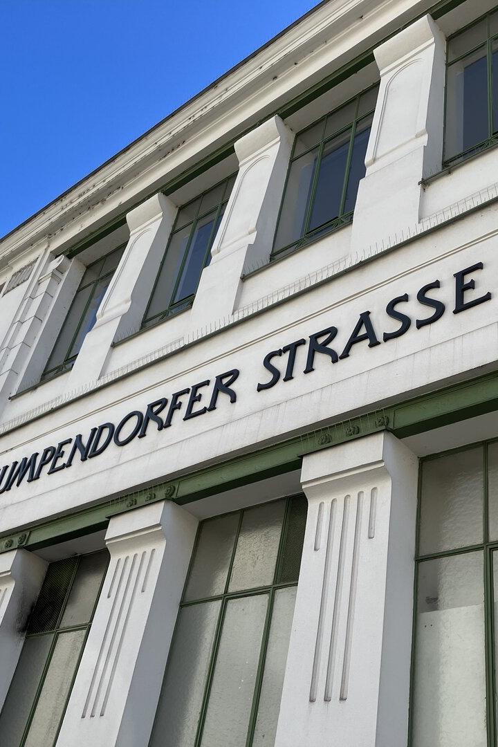 Das Foto zeigt das Gebäude der U6-Station Humpendorfer Straße von außen.
